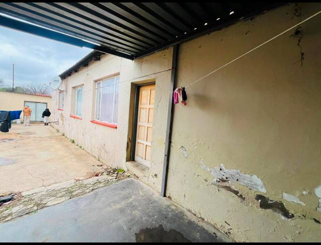 9 BEDROOM HOUSE FOR SALE IN BOKSBURG NORTH